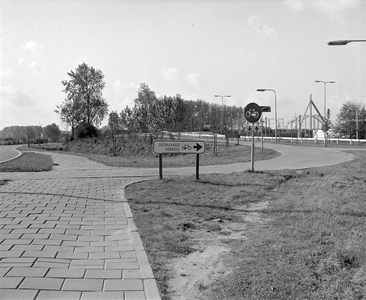 884401 Gezicht op het fietspad dat omhoog loopt van de Winthontlaan (links) naar de Jutfasebrug over het ...